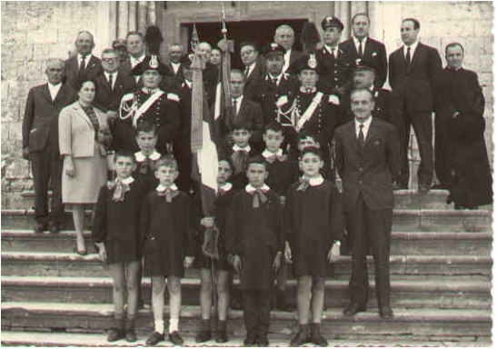 Il_maestro_Marchetti_ad_una_cerimonia_pubblica_con_scolaresca_negli_anni_cinquanta_-_Concessa_da_Albini_Isabella_547x384.png