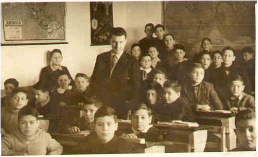 Il_maestro_Marinozzi_con_una_scolaresca_-_Concessa_da_Marinozzi_Cristina_506x309.png