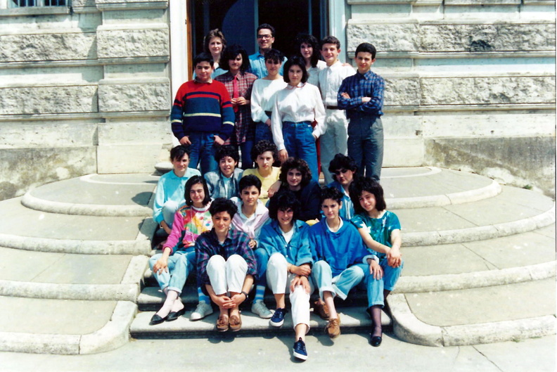 anno_1987_ITCG_Todi_-_classe_II_B_-_Foto_di_gruppo_sulle_scale_2315x1549.jpg